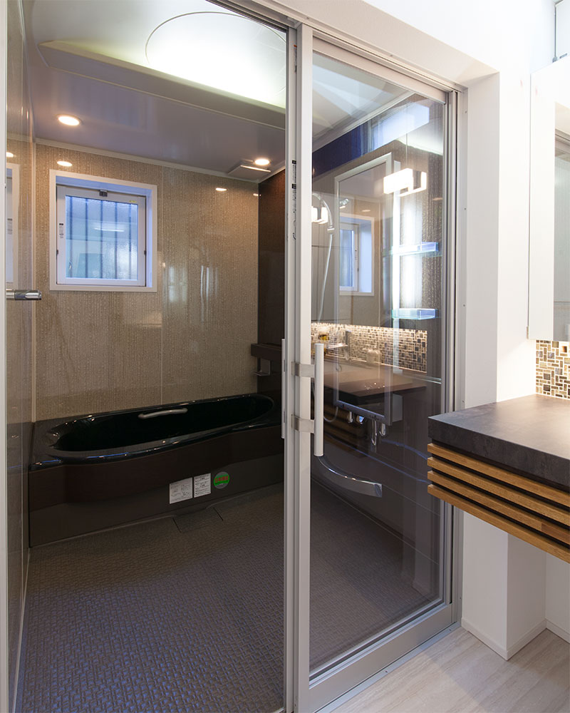 ガラスドアを採用したバスルーム