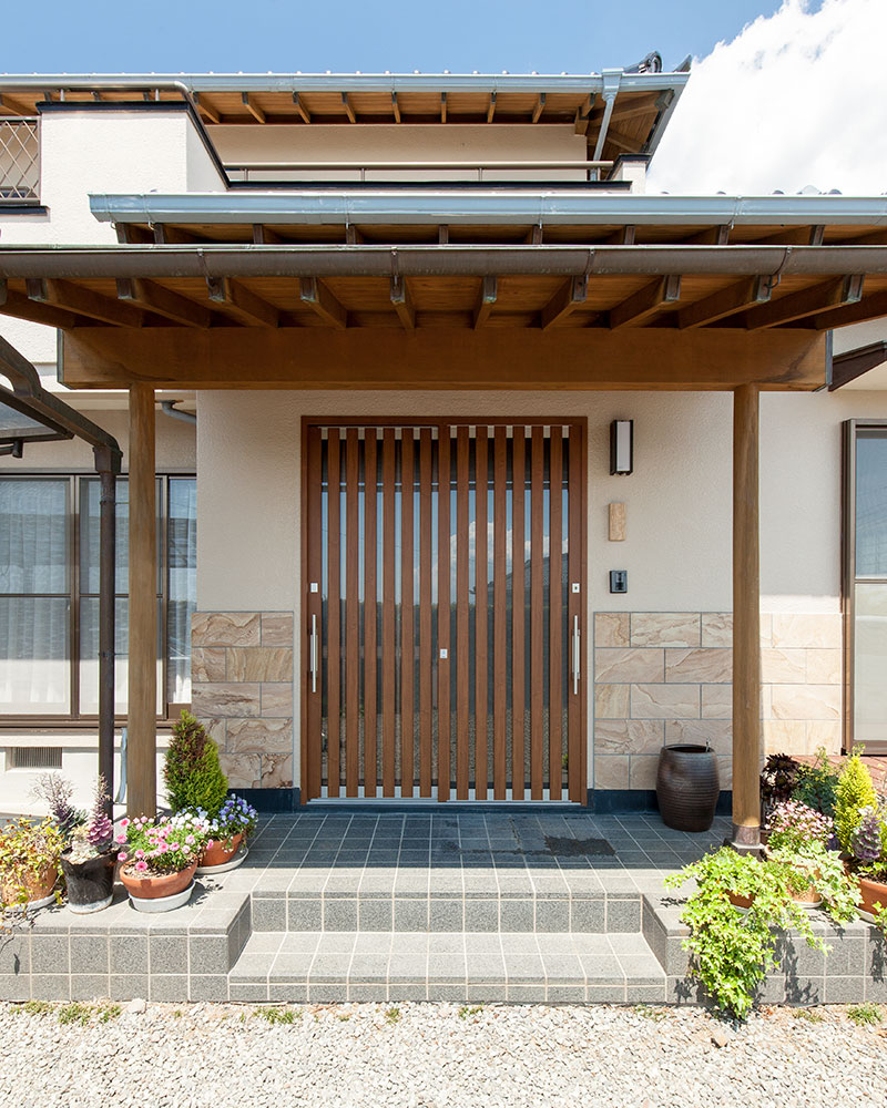 ドアを新しくした玄関