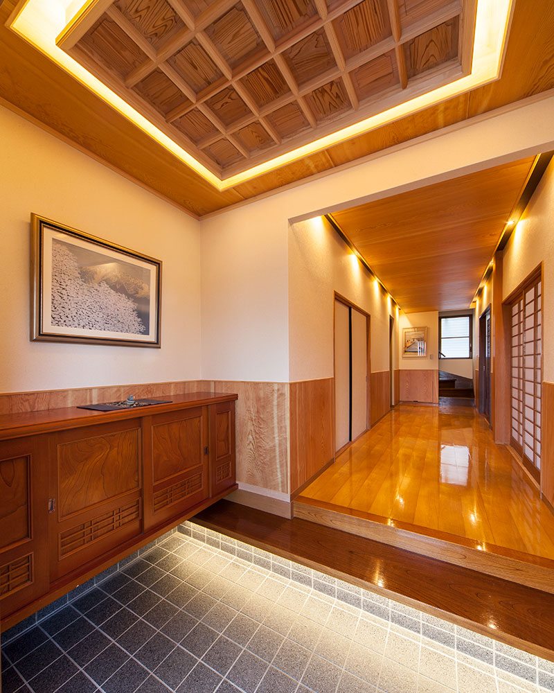 各天井を採用した玄関