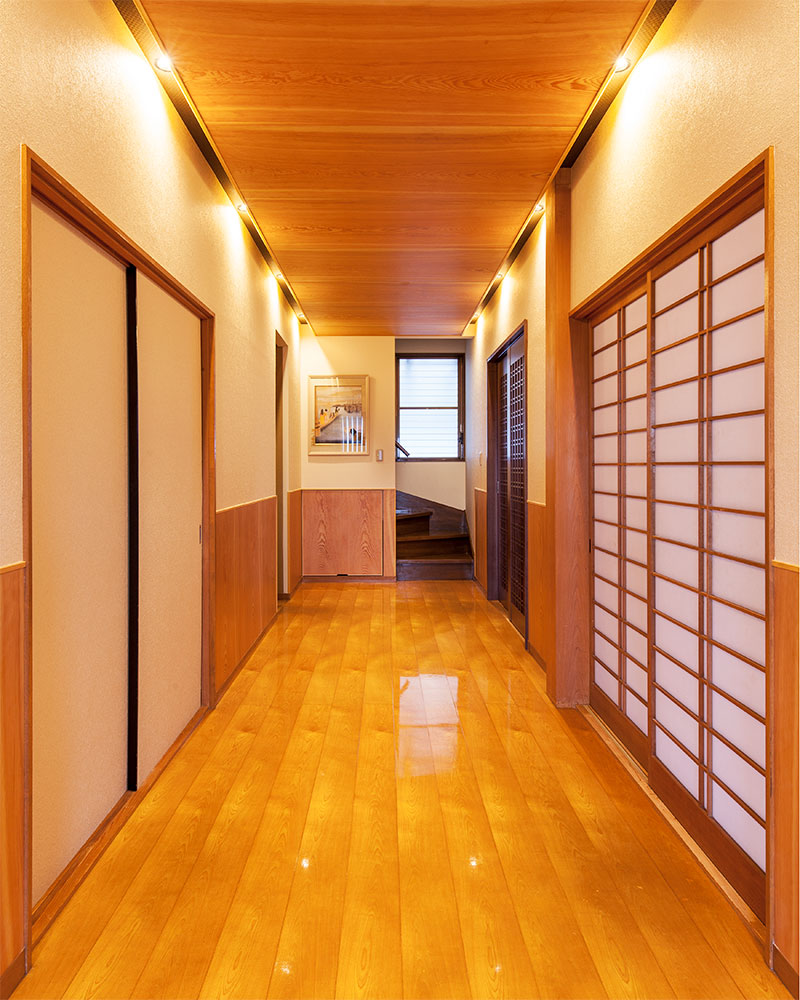 大工の手仕事が映える廊下