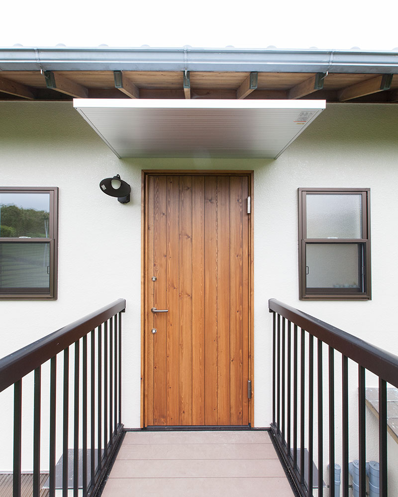 無垢のチークのドアを採用した子世帯玄関