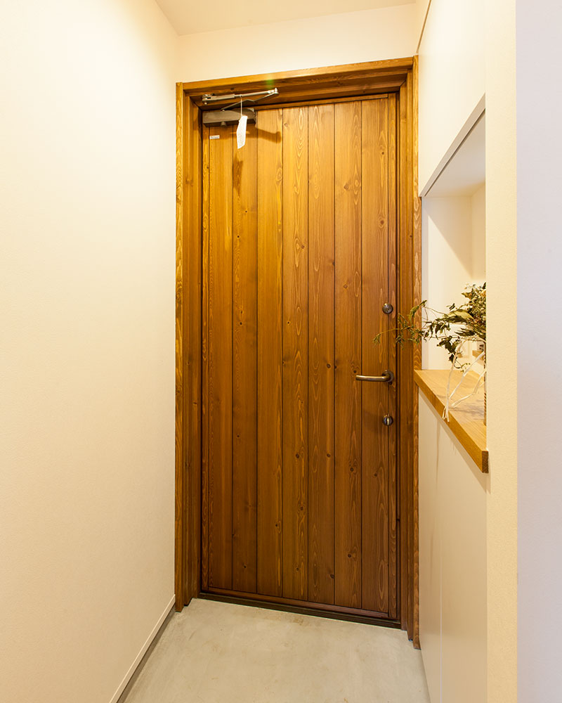 小窓を設えた玄関