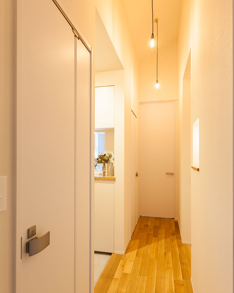 勾配天井を採用した廊下