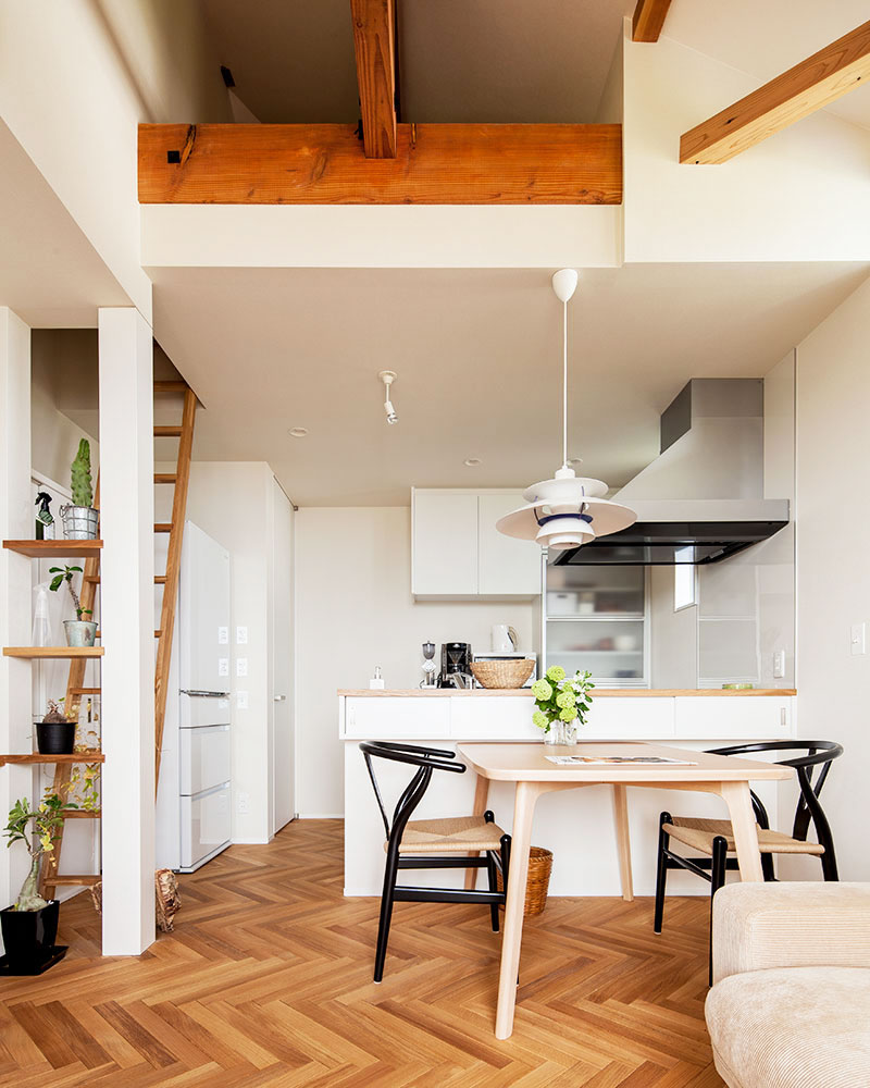 天井高が高く開放的なリビング