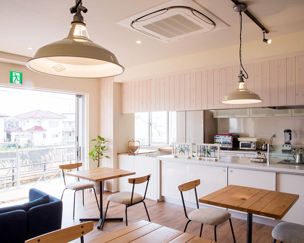 明るく開放的なカフェ店内