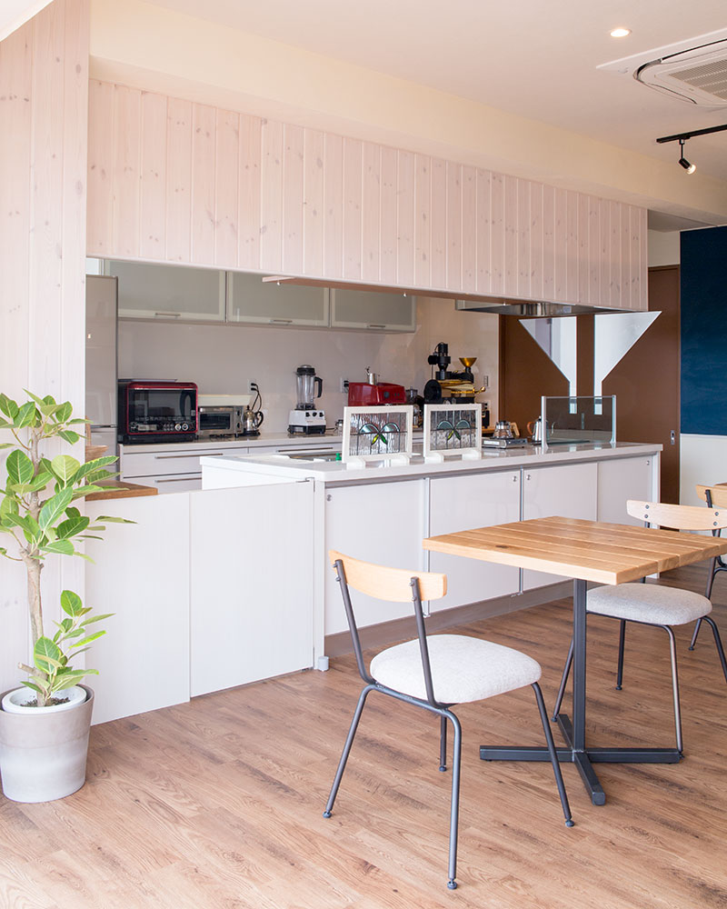 ゆとりのあるキッチン廻り