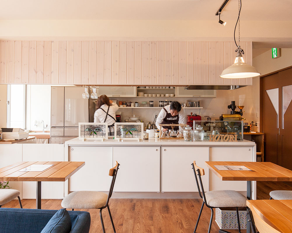 厳選した自家焙煎の機械が並ぶ店内