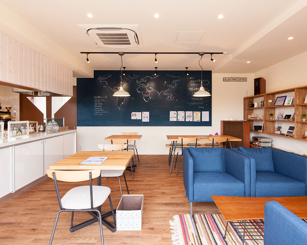 塾として使用されていた建物の面影も残る店内