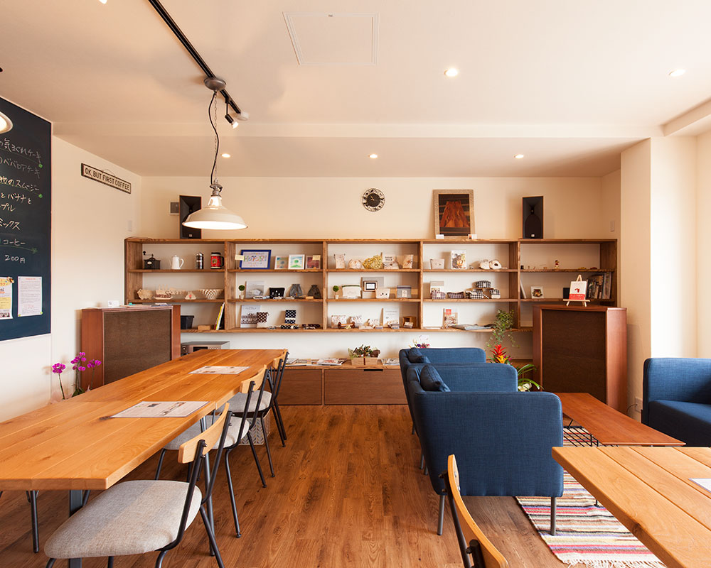 壁一面に造作棚を設けた店内