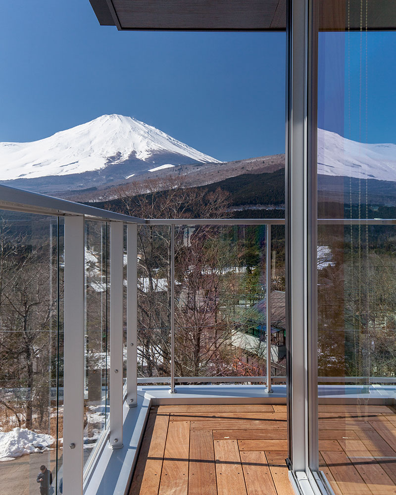 バルコニーから富士山を眺める