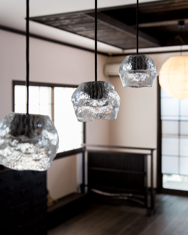光の反射が美しいペンダントライト