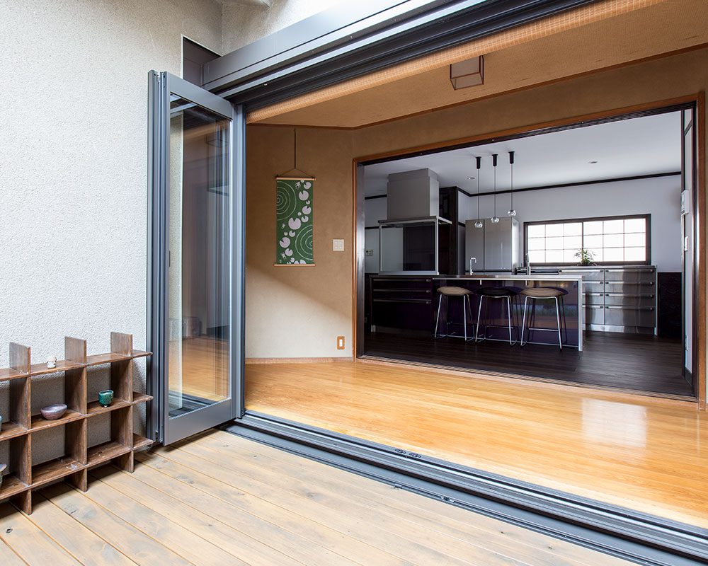 大きな開口でウッドデッキと室内をつなぐ