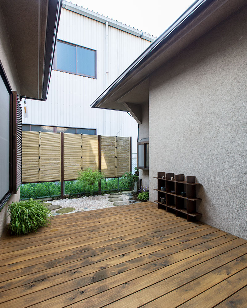 視線を切る目隠しを設置した庭