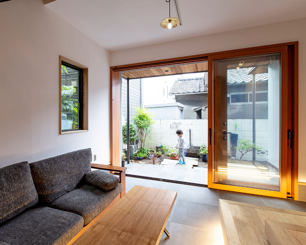 錬窓のような玄関扉