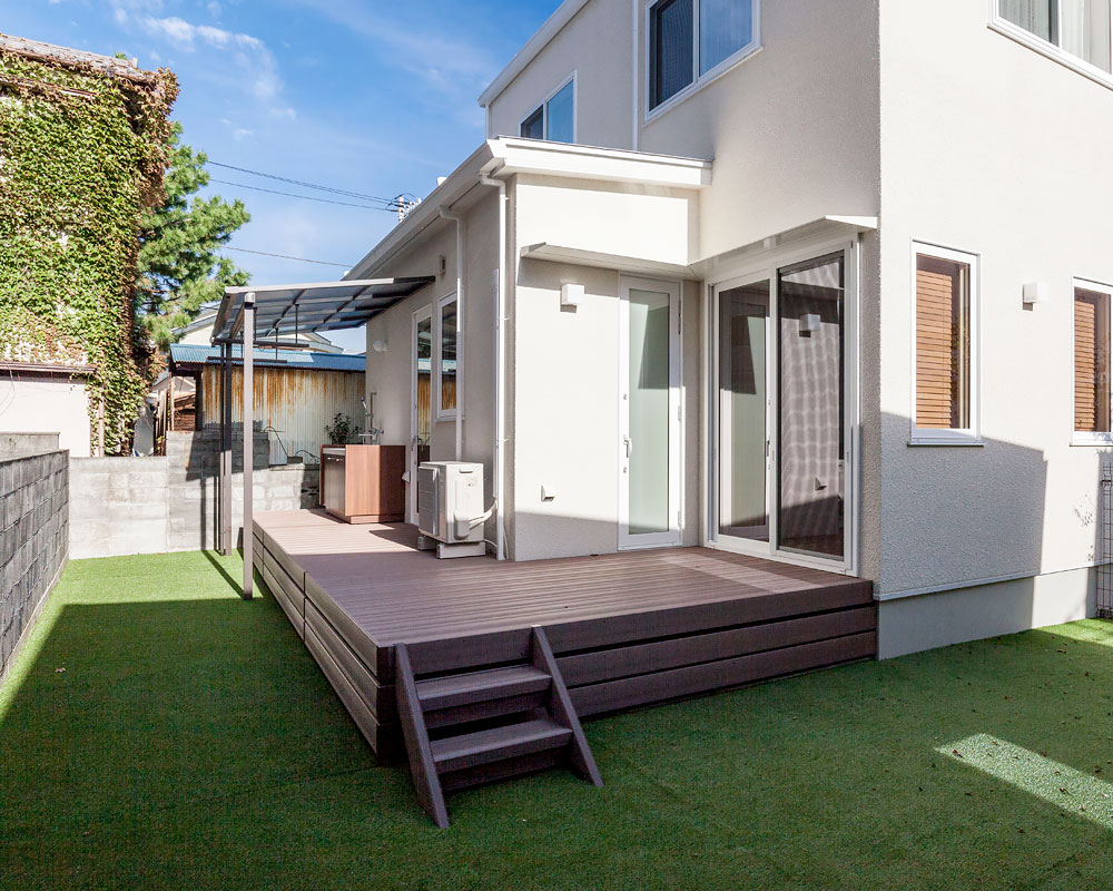 ウッドデッキ付きのお庭の様子