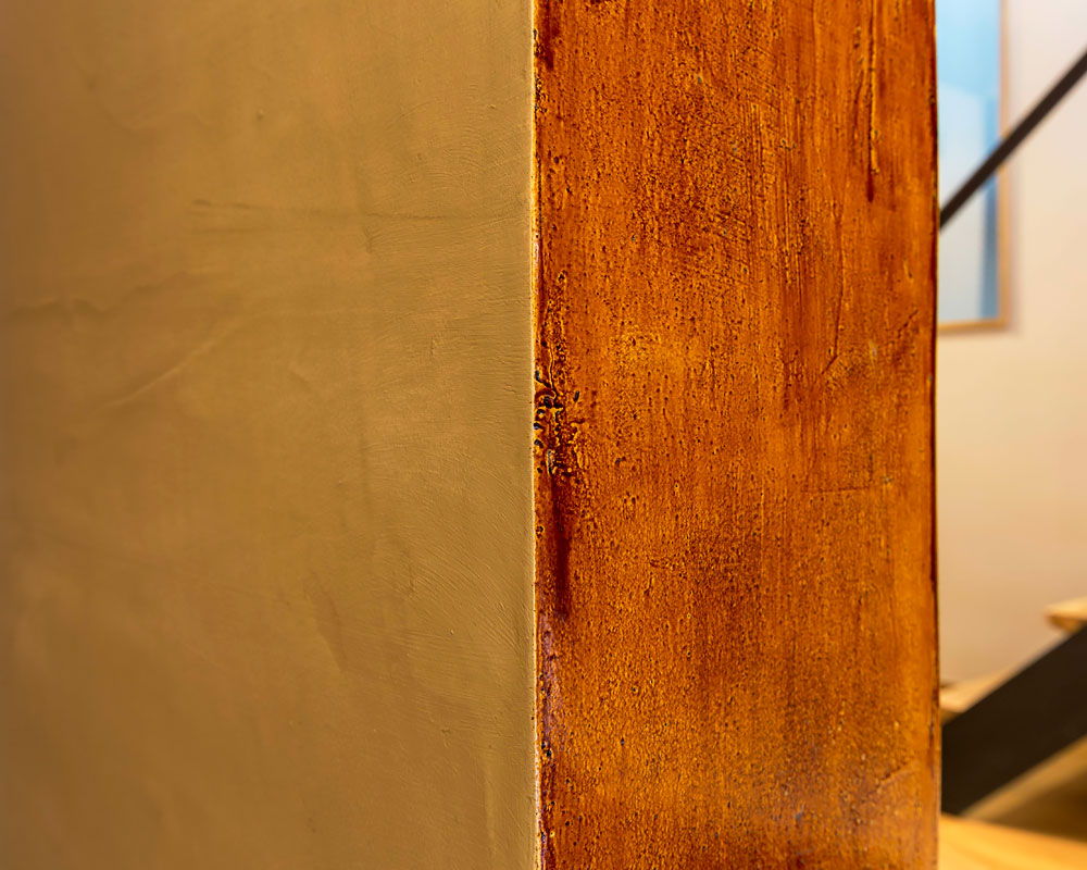 表と裏で塗り分けられた漆壁