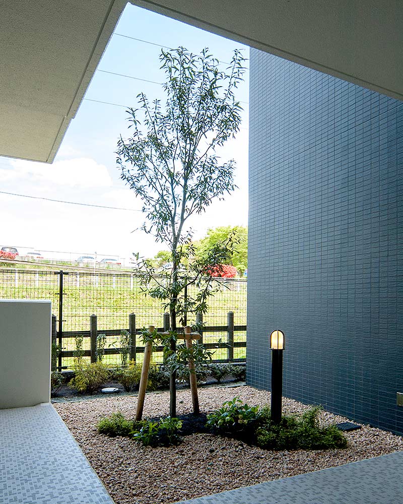 マンションのエントランス先に設けた坪庭