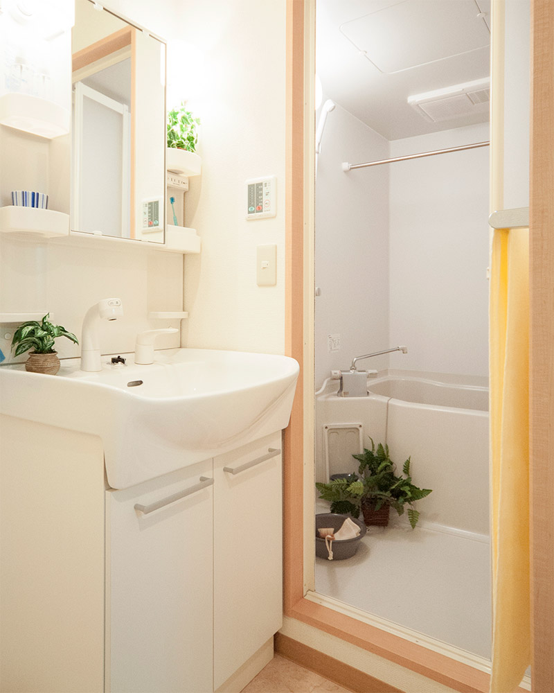 白を基調としたナチュラルな洗面脱衣室とバスルーム