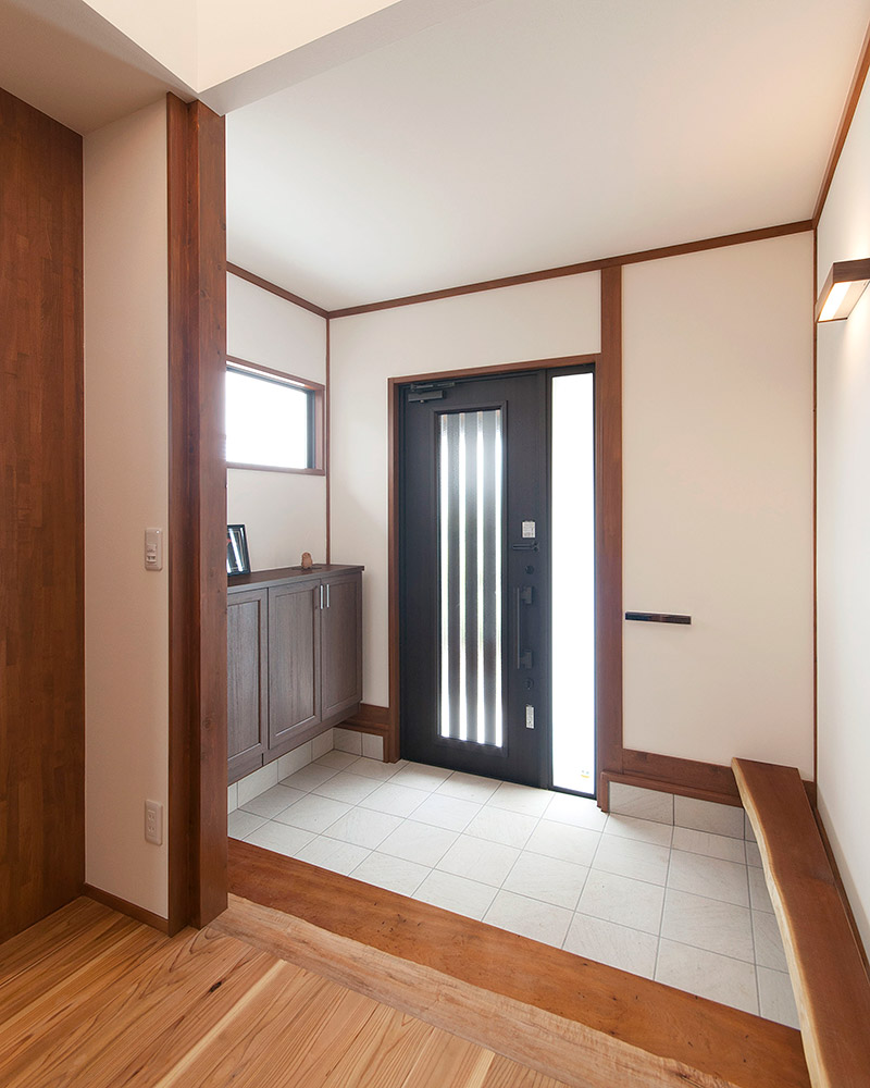 光の射しこむ明るい玄関