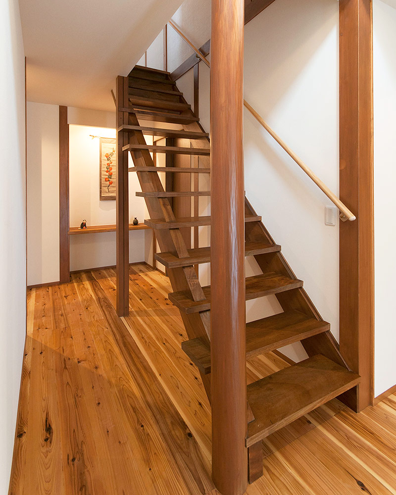 廊下にある木のストリップ階段