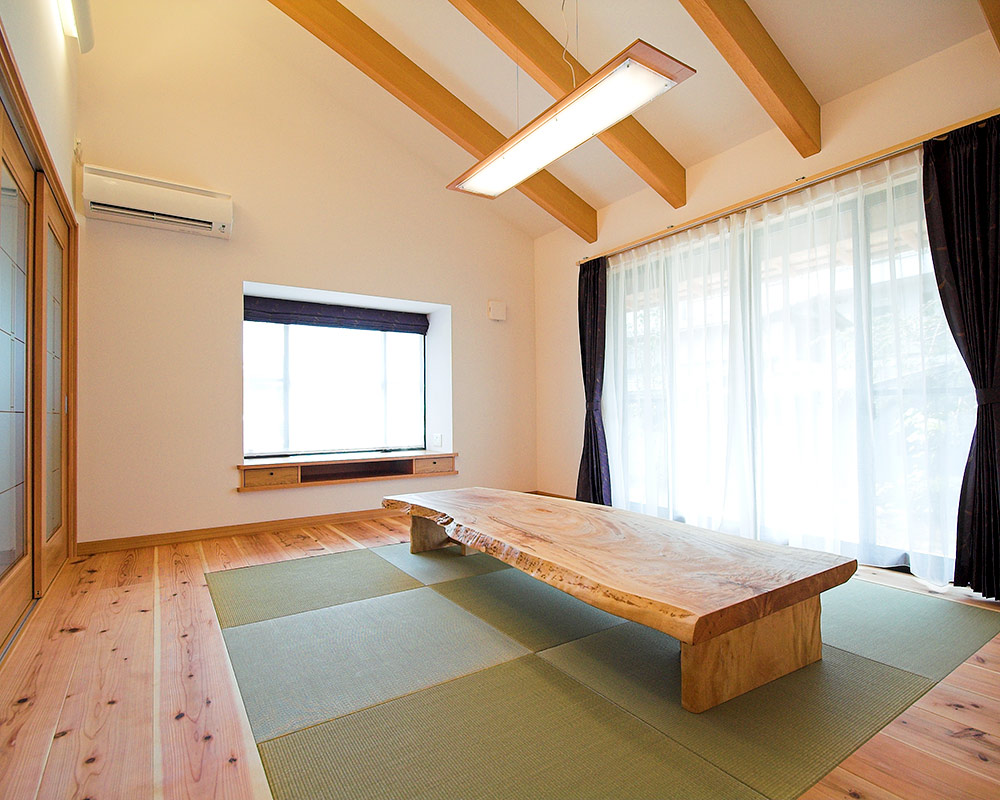 勾配天井の畳リビング