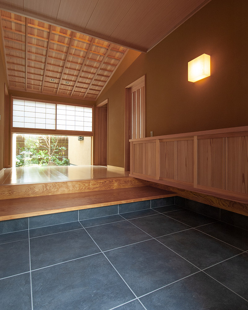 勾配天井の先に見える坪庭