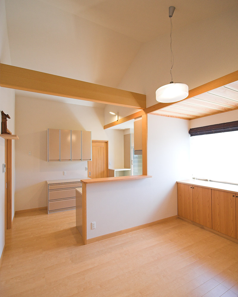 平屋を活かした天井の高いダイニングキッチン。