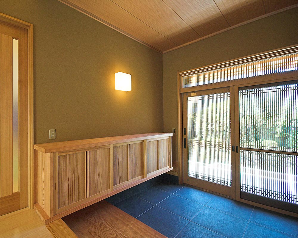 浮造りの玄関収納。