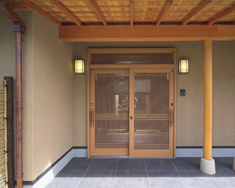 坪庭が迎える家の玄関入口正面