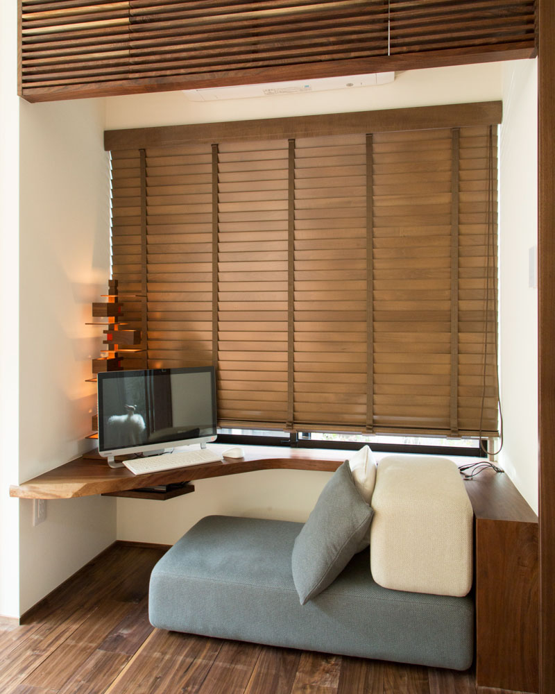 和室だった一角は書斎コーナーにリノベーション