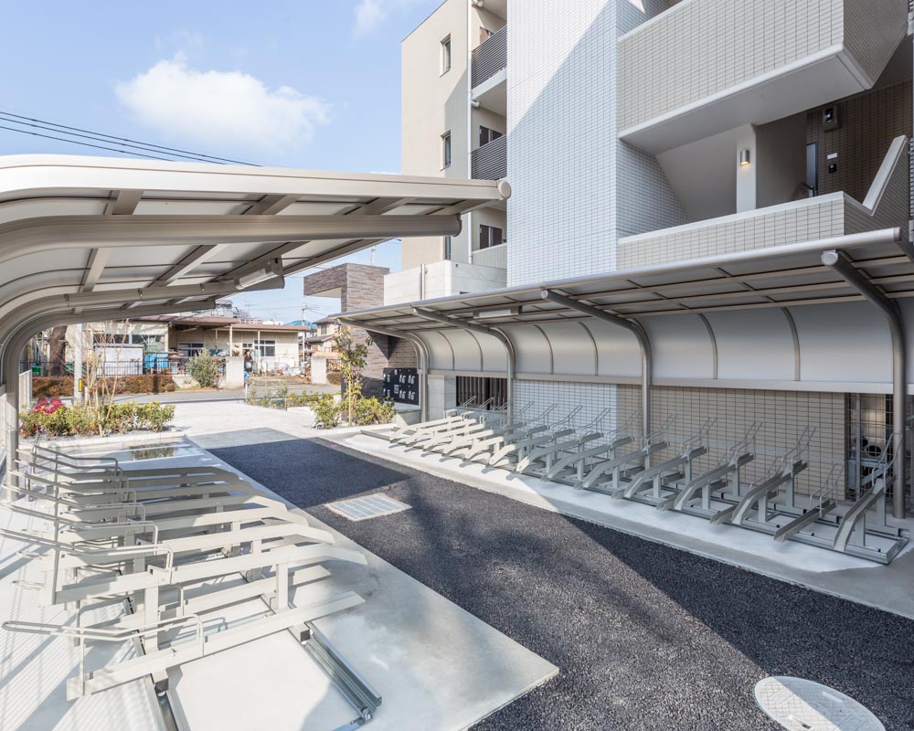 大量の自転車が収納できるスライド式のラックを採用した駐輪場