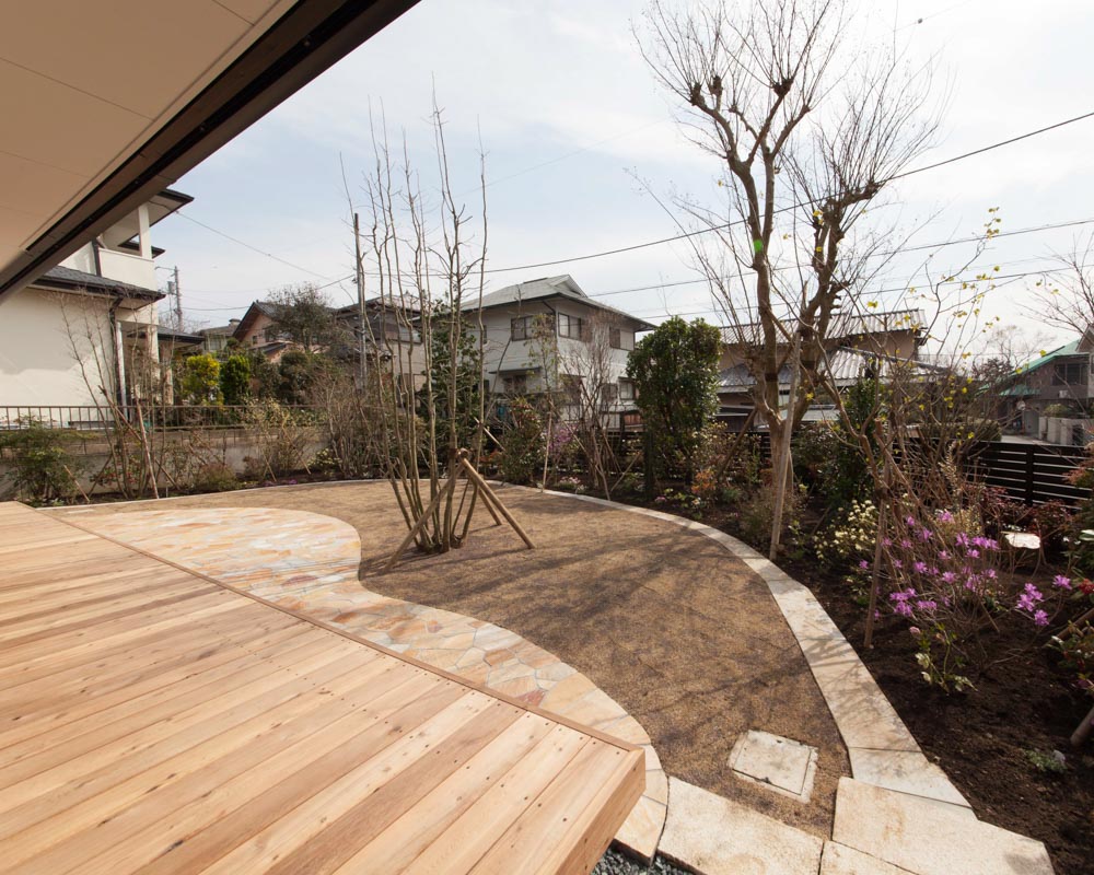 広いウッドデッキの上には入り出した軒があるので雨の日でも安心