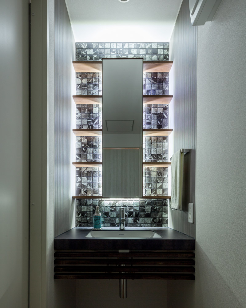 洗面化粧台はイメージに合わせて新調。空間に映えるラグジュアリーな洗面室となった。