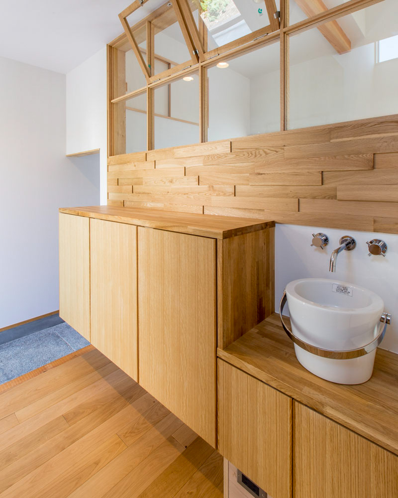 玄関横の手洗い場はユニークなデザイン。