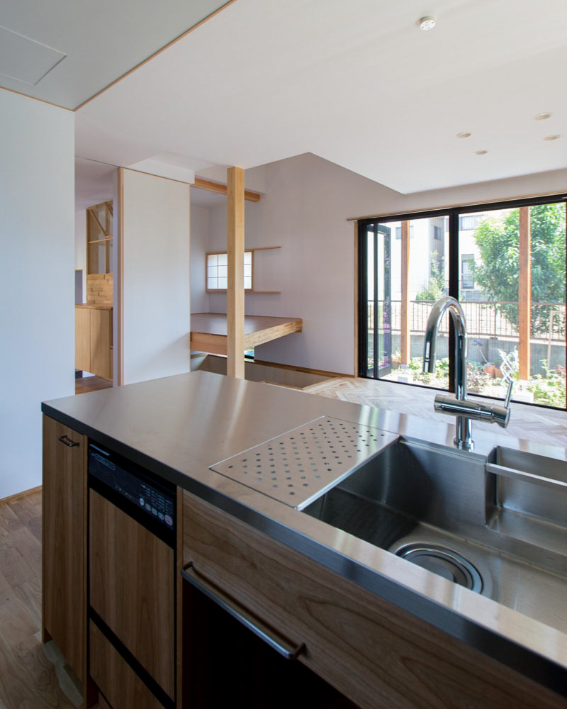 キッチンはオーダーキッチン。アメリカンチェリーが雰囲気を出す。