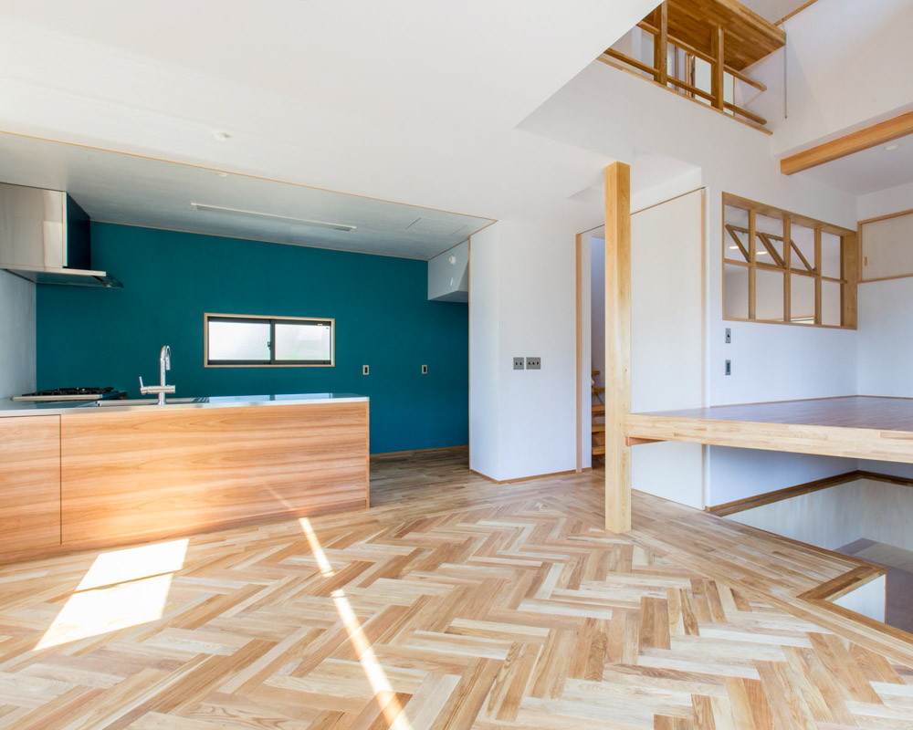 ヘリンボーン柄の床が特長のリビングは大空間を実現