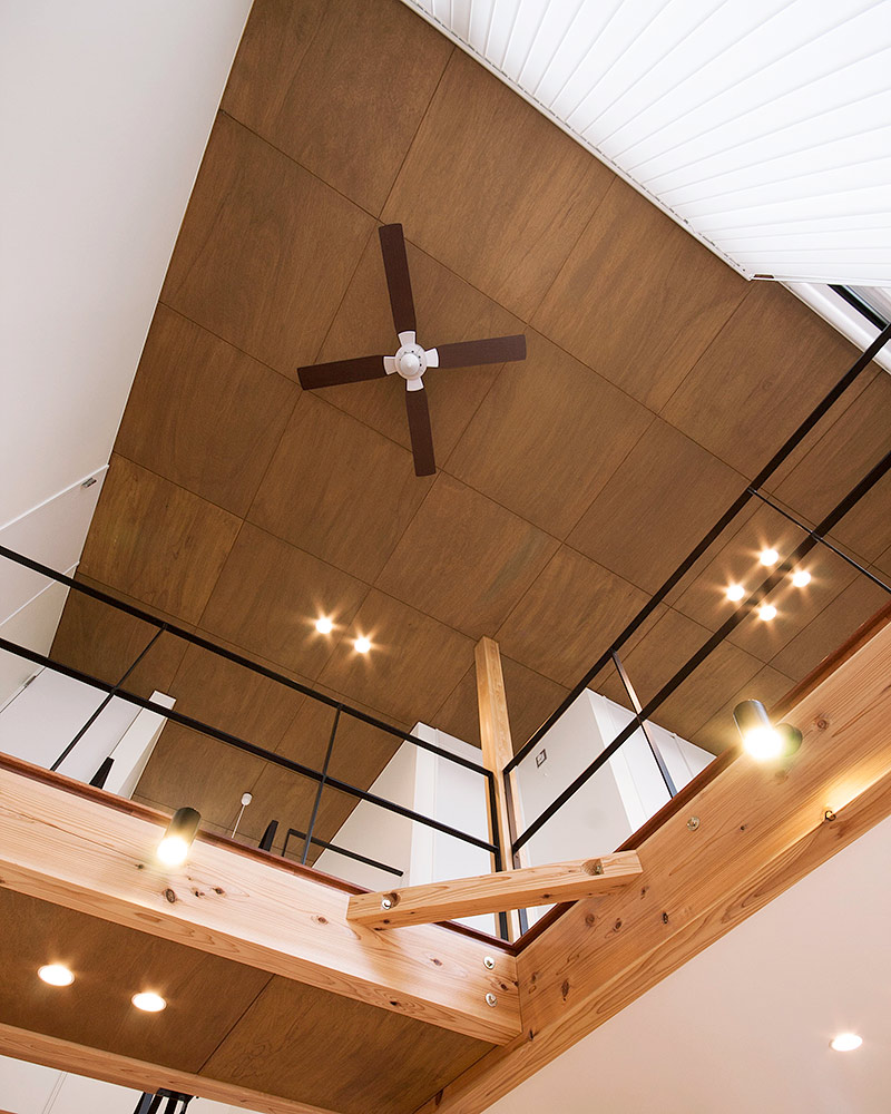 吹き抜けから見上げた天井
