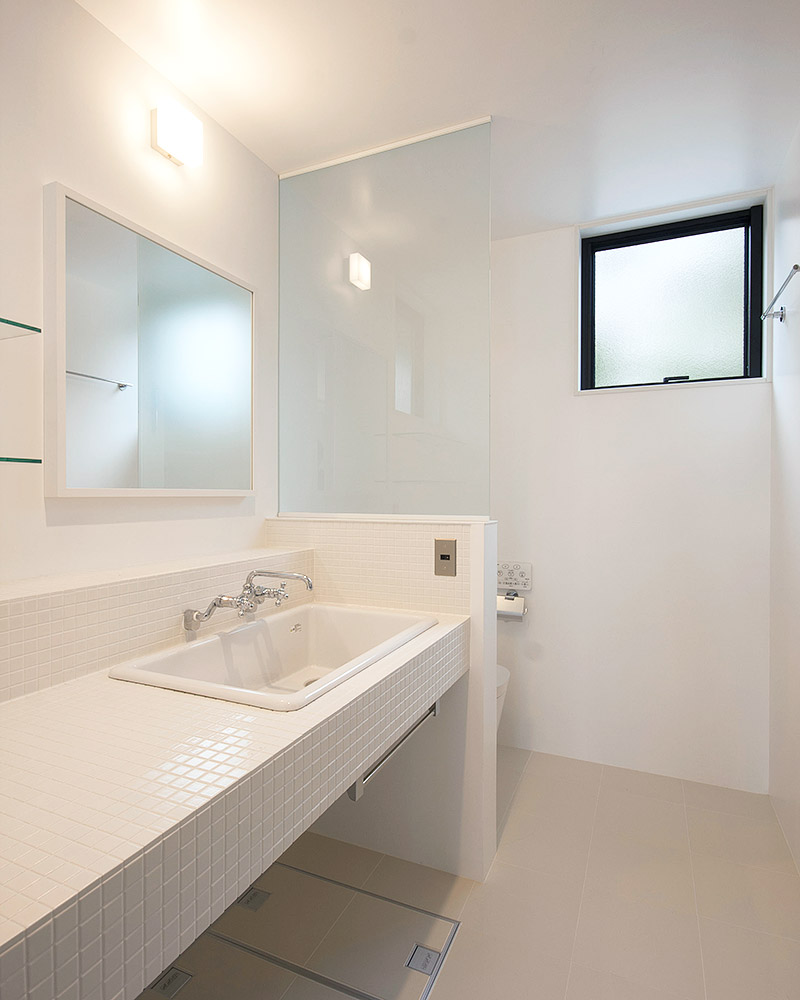 真っ白なモザイクタイルで仕上げた洗面台
