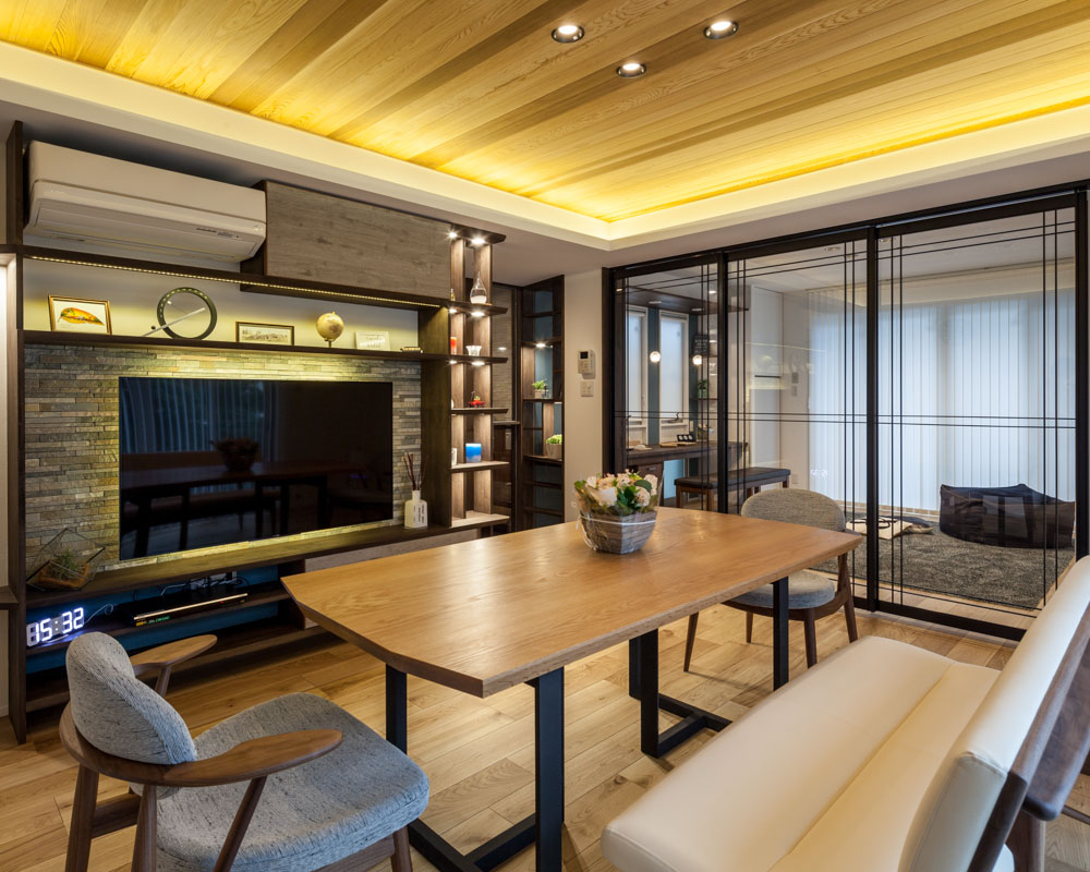 LDKと洋室を仕切るガラス戸は設計士がデザインした。