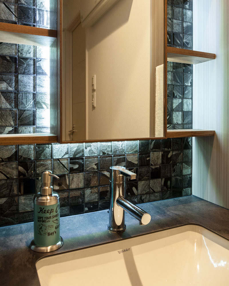 木の葉の道管(水を運ぶ管)を表現したモザイクタイルで装飾した実用性とデザイン性を兼ね備えた化粧台。