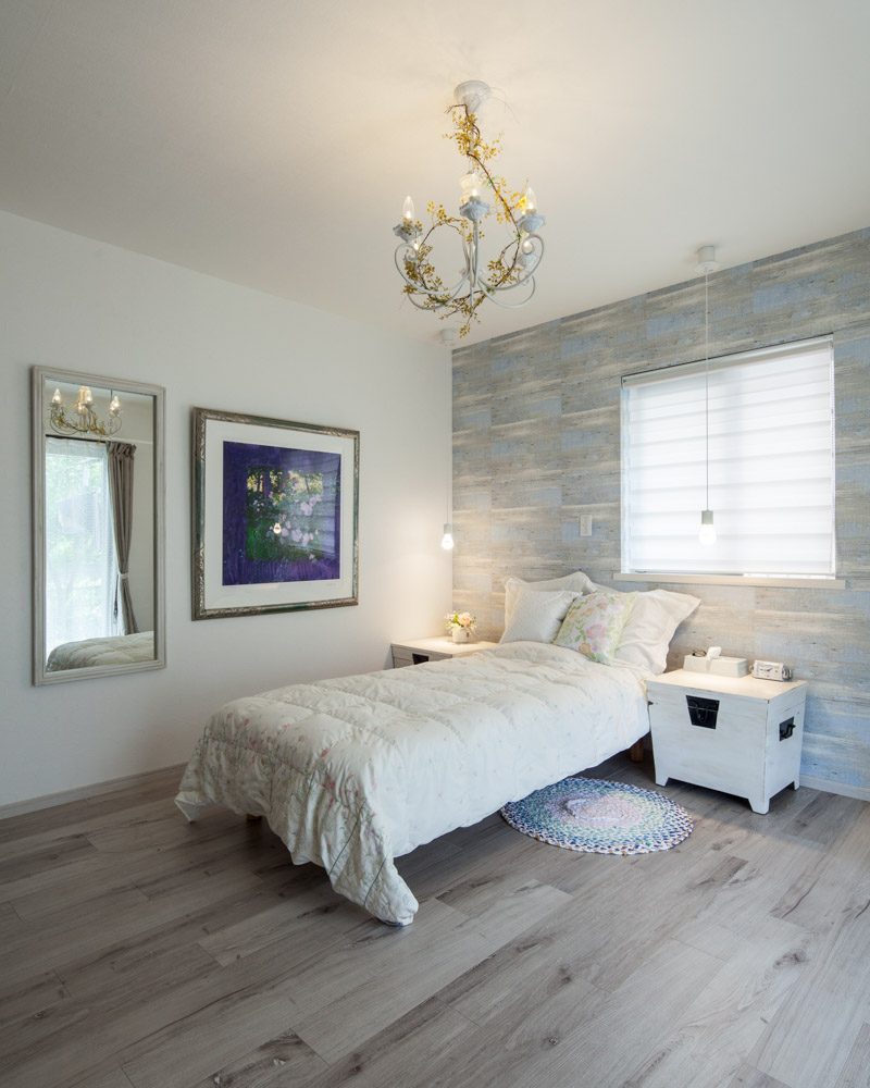 奥様こだわりの寝室はペンダントライトとアンティーク塗装でまさしくホワイトアンティークな空間に！