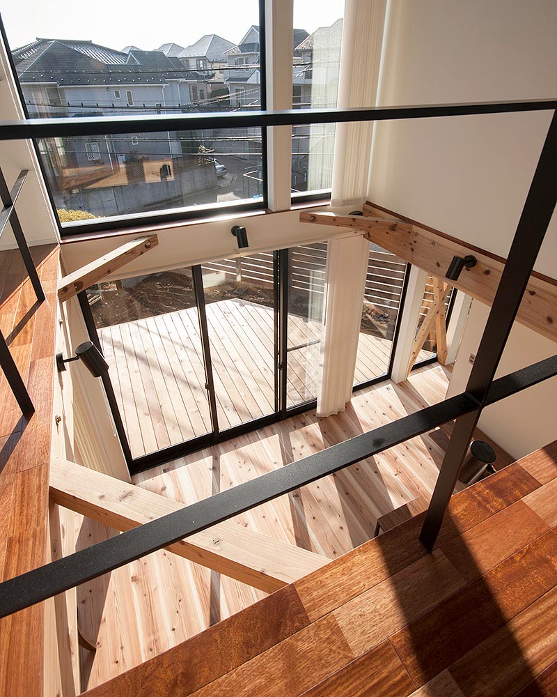 2階から吹抜けを見下ろした眺め