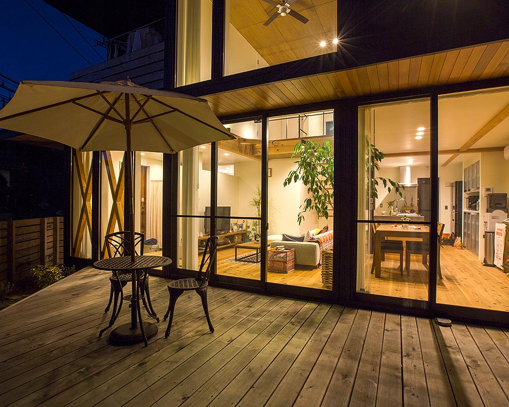 リビングと大開口で繋がったウッドデッキ。