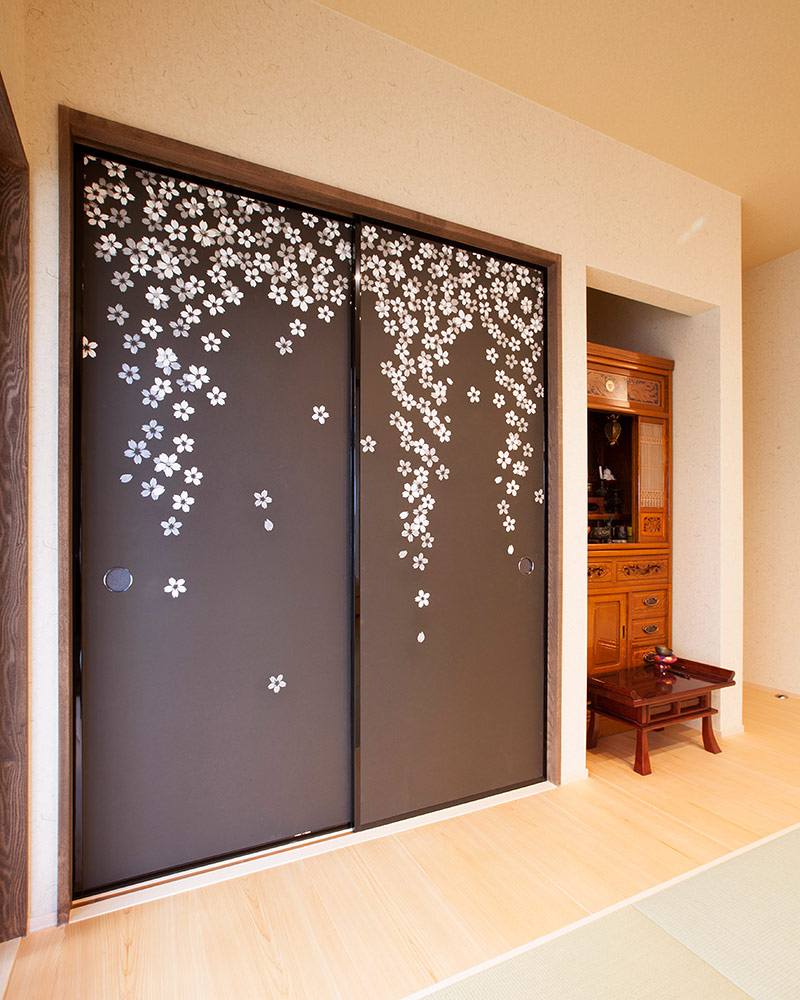 和室にある桜模様のモダンなデザインの襖。