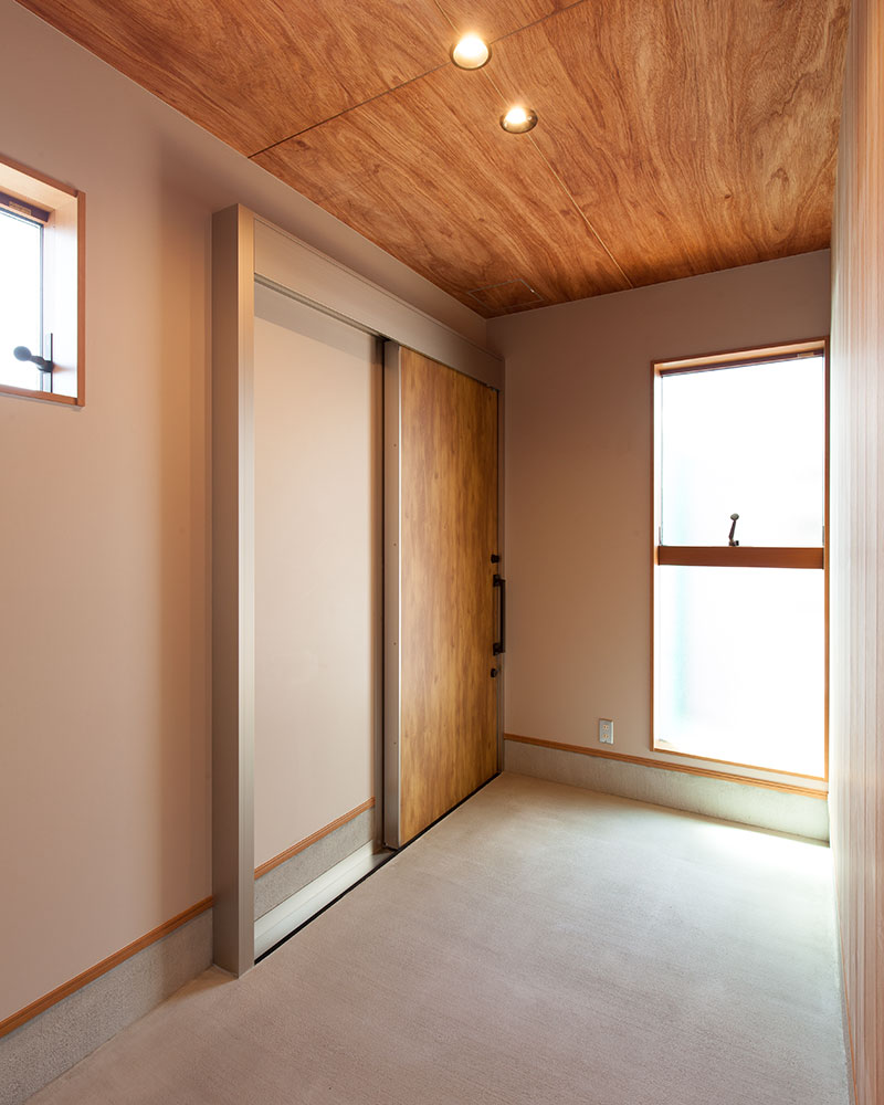 ラワン材を採用した玄関