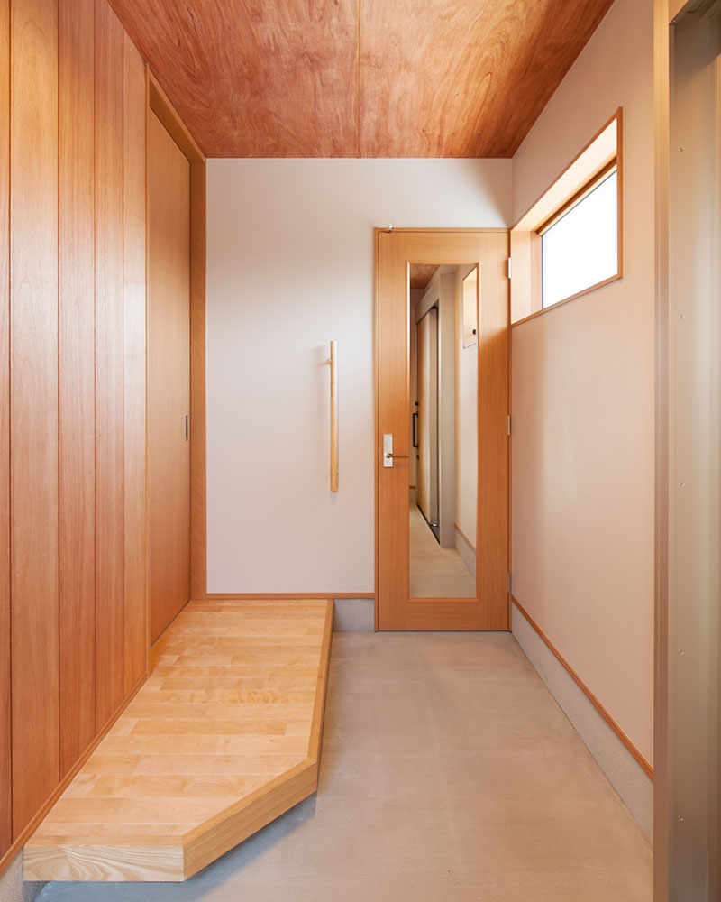 二世帯共用の広い玄関