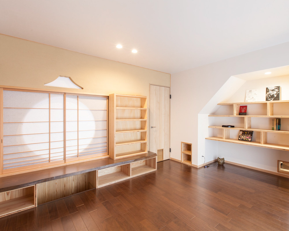 富士山と丸窓の障子が印象的な主寝室