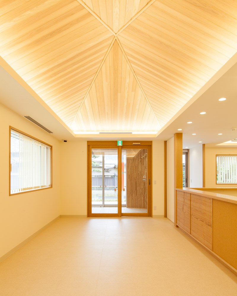 おおはしこどもクリニック：天井（照明と立体感の演出）01