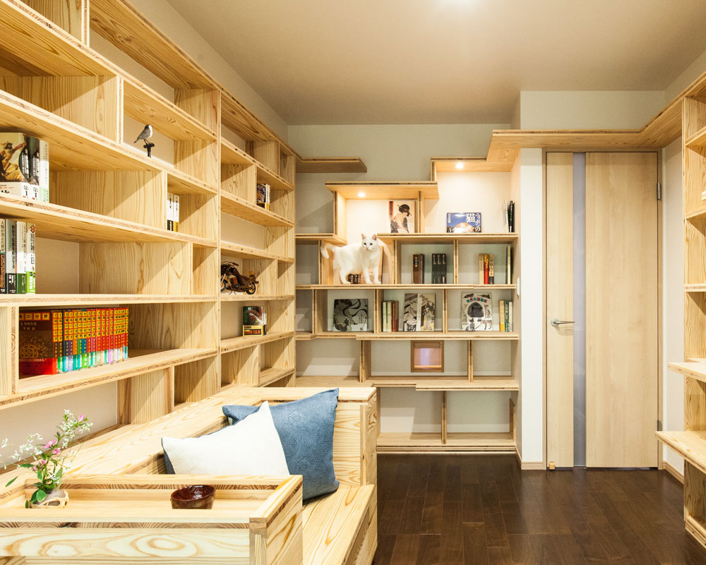 本棚兼キャットウォークが3方向に設置された図書館