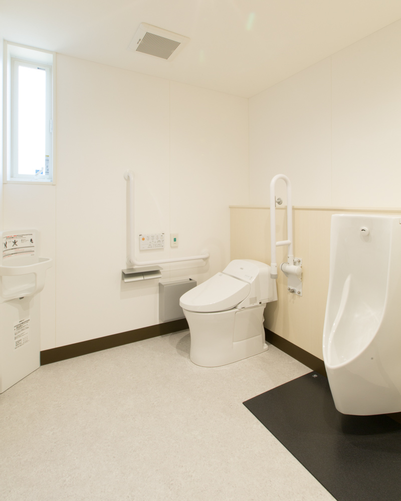 バリアフリーも意識した広々とした多目的トイレ